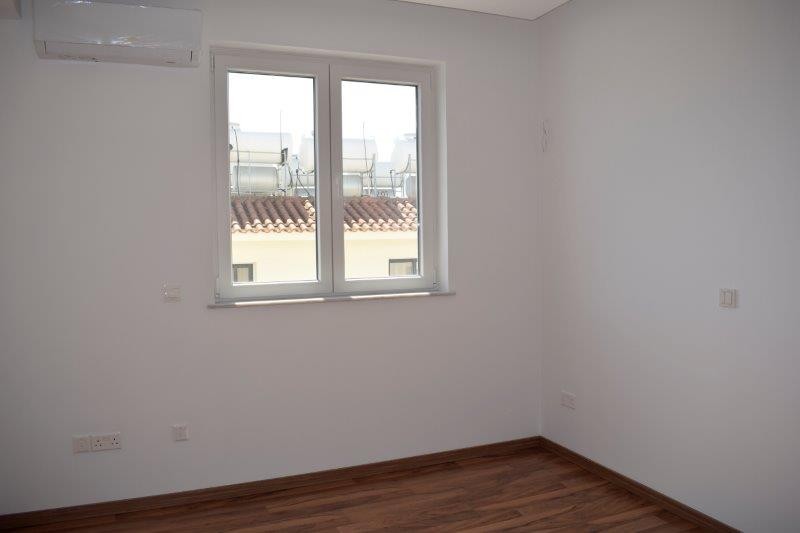 564143-amazing-three-bedroom-two-bathroom-penthouse-apartment-larnaca-centre_full