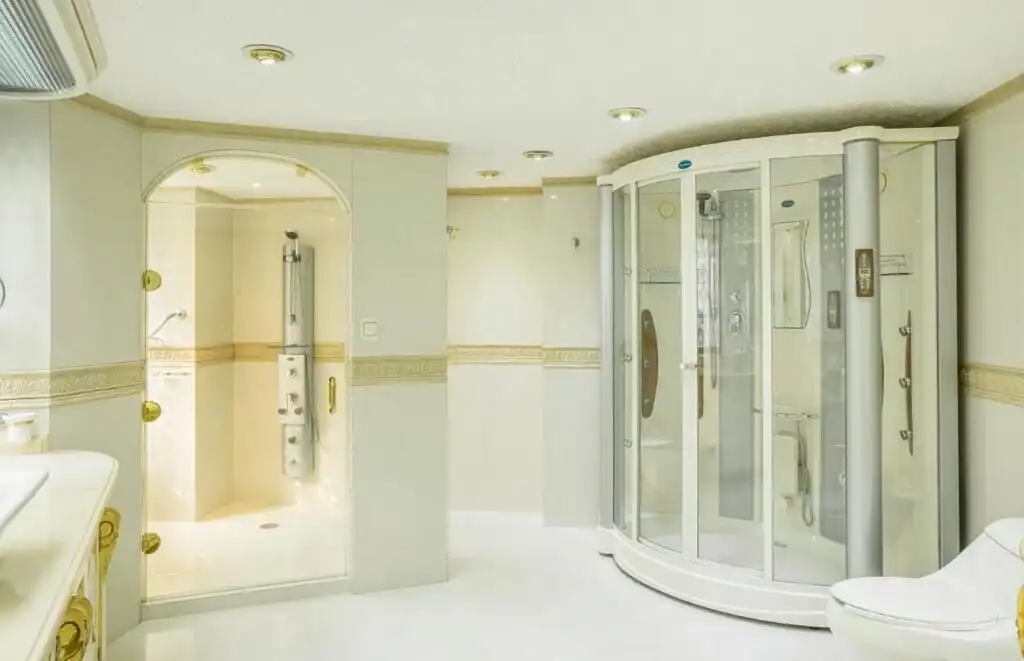Modern luxury apartment with a private shower and spacious bathroom in Mexico City.