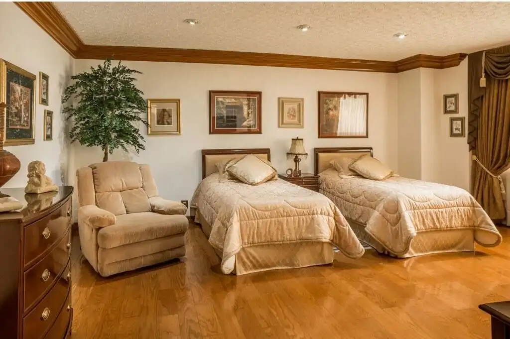 Luxury apartment bedroom with two beds and elegant decor in Mexico City.