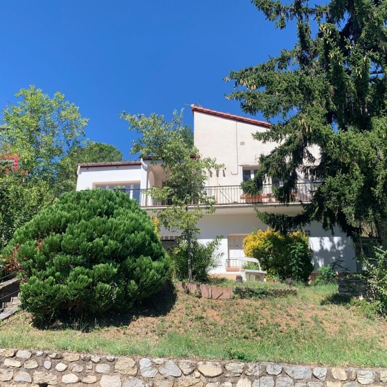 Luxury villa with five bedrooms in scenic Arles-sur-Tech, perfect for family living and outdoor enjo.