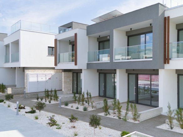 654983 town house for sale in chloraka full