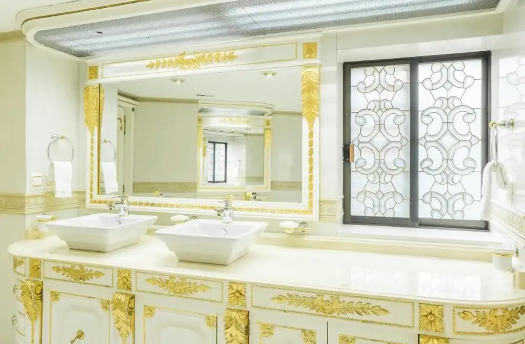 Elegant bathroom with gold accents and modern fixtures in Mexico City.