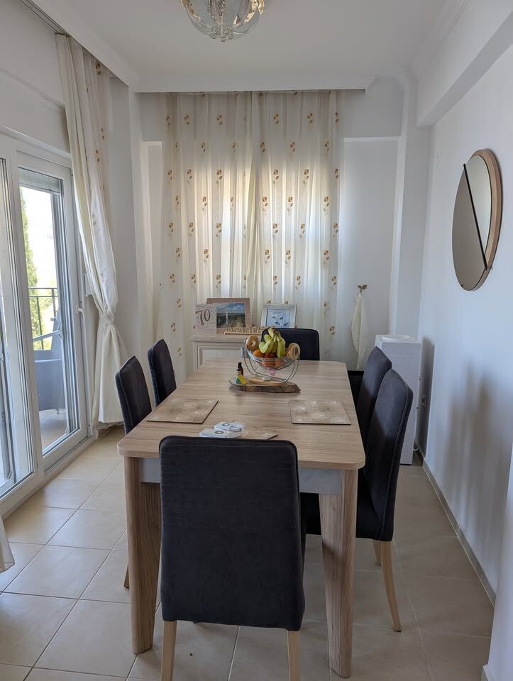 Spacious dining area in a 3-bedroom duplex apartment at Pearl Rock Retreat, Akbuk Didim, featuring b.