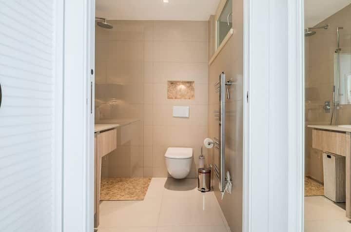 Modern bathroom in luxury duplex apartment in Spiglia.