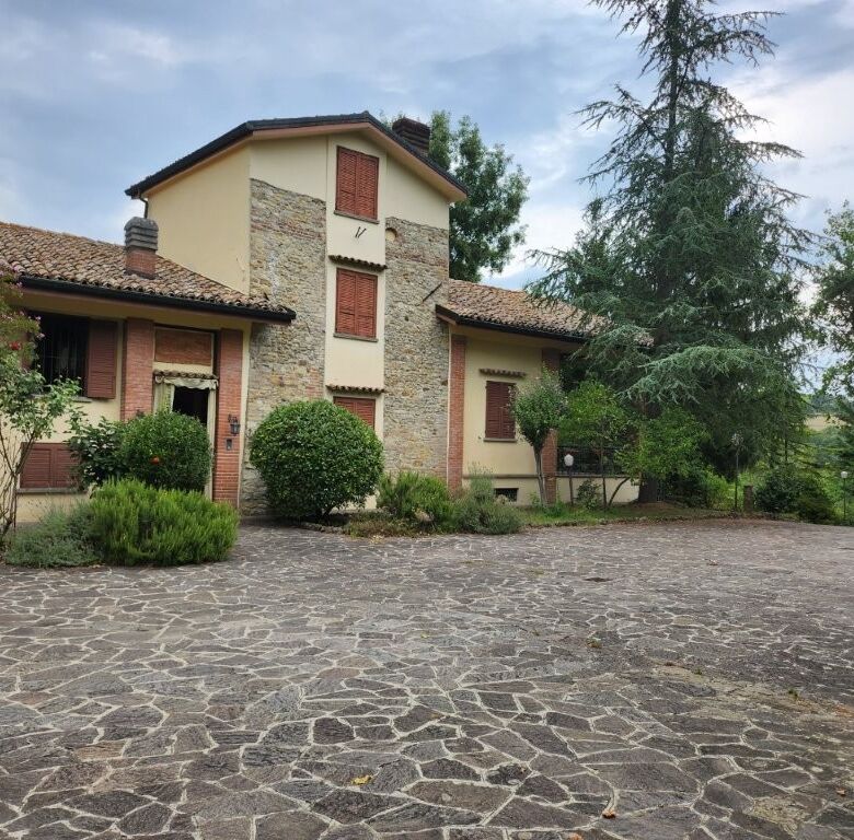 Elegant 5-bedroom country villa in Salsomaggiore Parma with lush gardens and scenic surroundings.