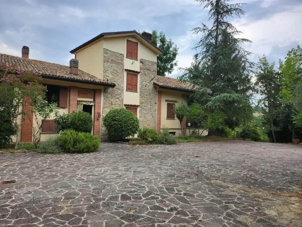 Elegant 5-bedroom country villa in Salsomaggiore Parma with lush gardens and scenic surroundings.