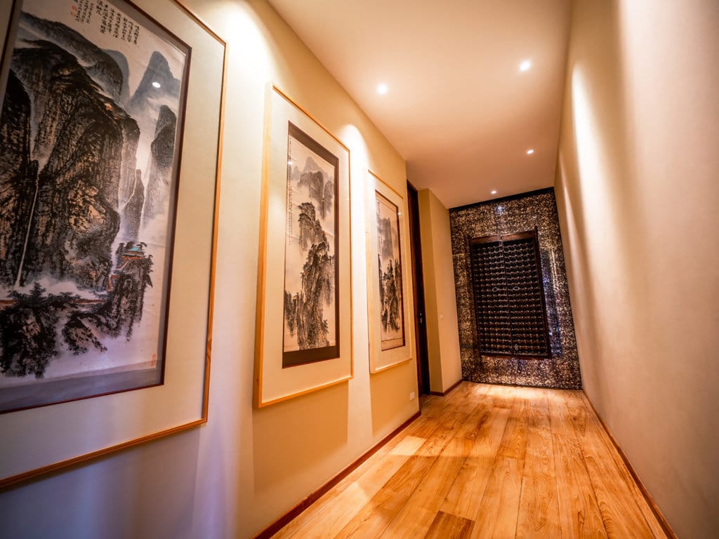 8.-Villa-Amarisa-An-artistic-corridor-FILEminimizer