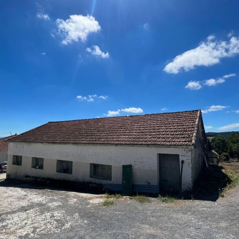 House for sale in Galicia, ideal for buyers seeking a spacious property in a scenic rural setting.