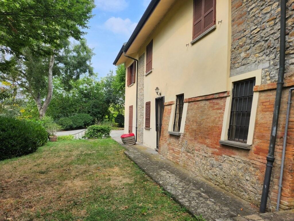 Luxury 5 Bed Country Villa for Sale In Salsomaggiore Parma Charming country villa with five bedrooms in Salsomaggiore Parma, featuring traditional architecture.