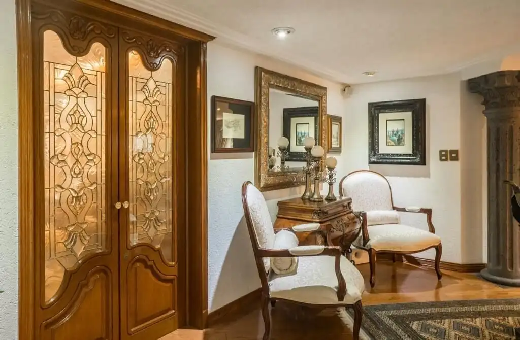 Elegant luxury apartment interior in Mexico City with classic furniture and sophisticated decor.