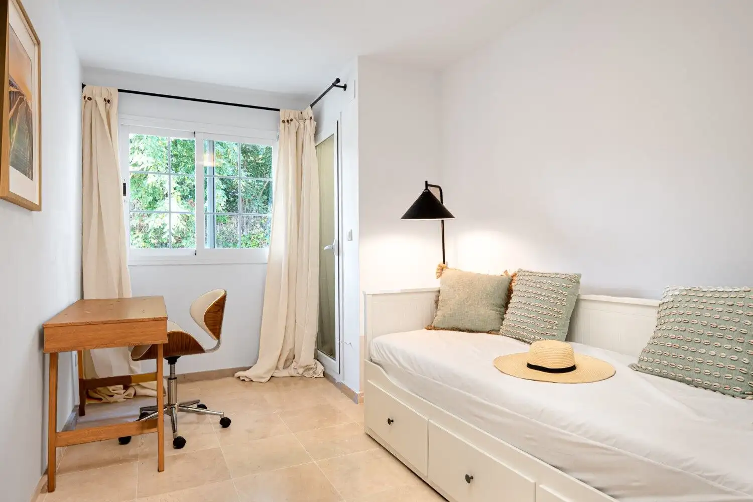 Bright renovated apartment in Marbella East with modern furnishings and natural light.