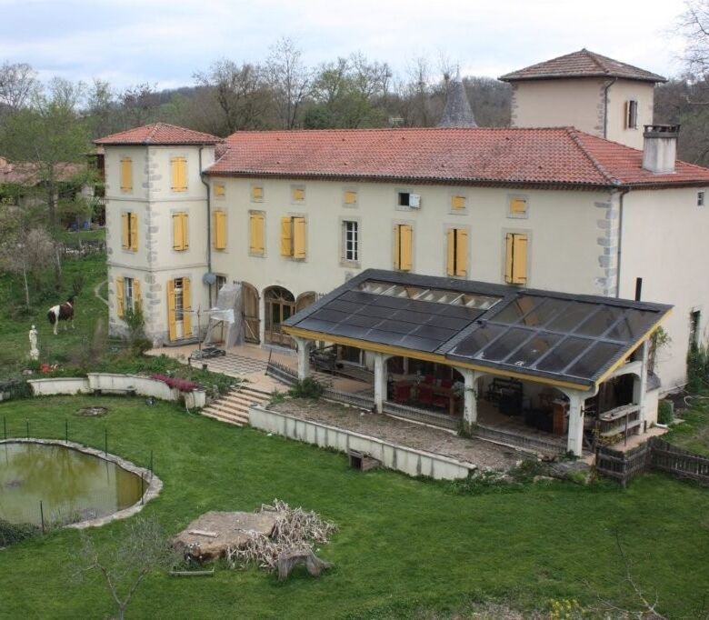 Elegant historic chateau with spacious grounds and scenic views in Allières, Ariège.