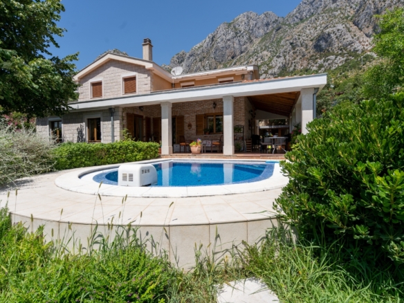 Beautiful house with pool for sale in Kotor