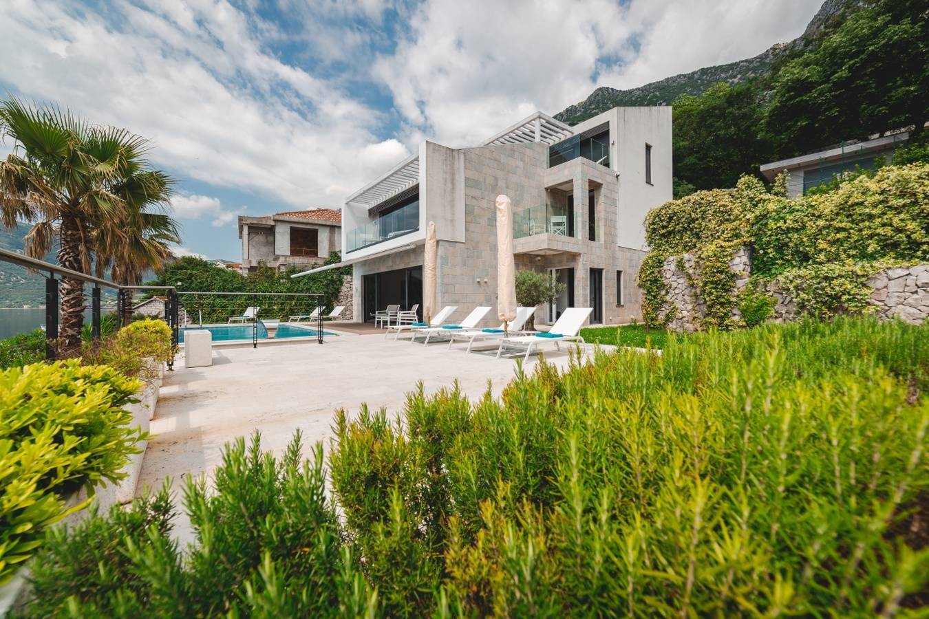 Beutiful-waterfront-villa-for-sale-in-Montenegro