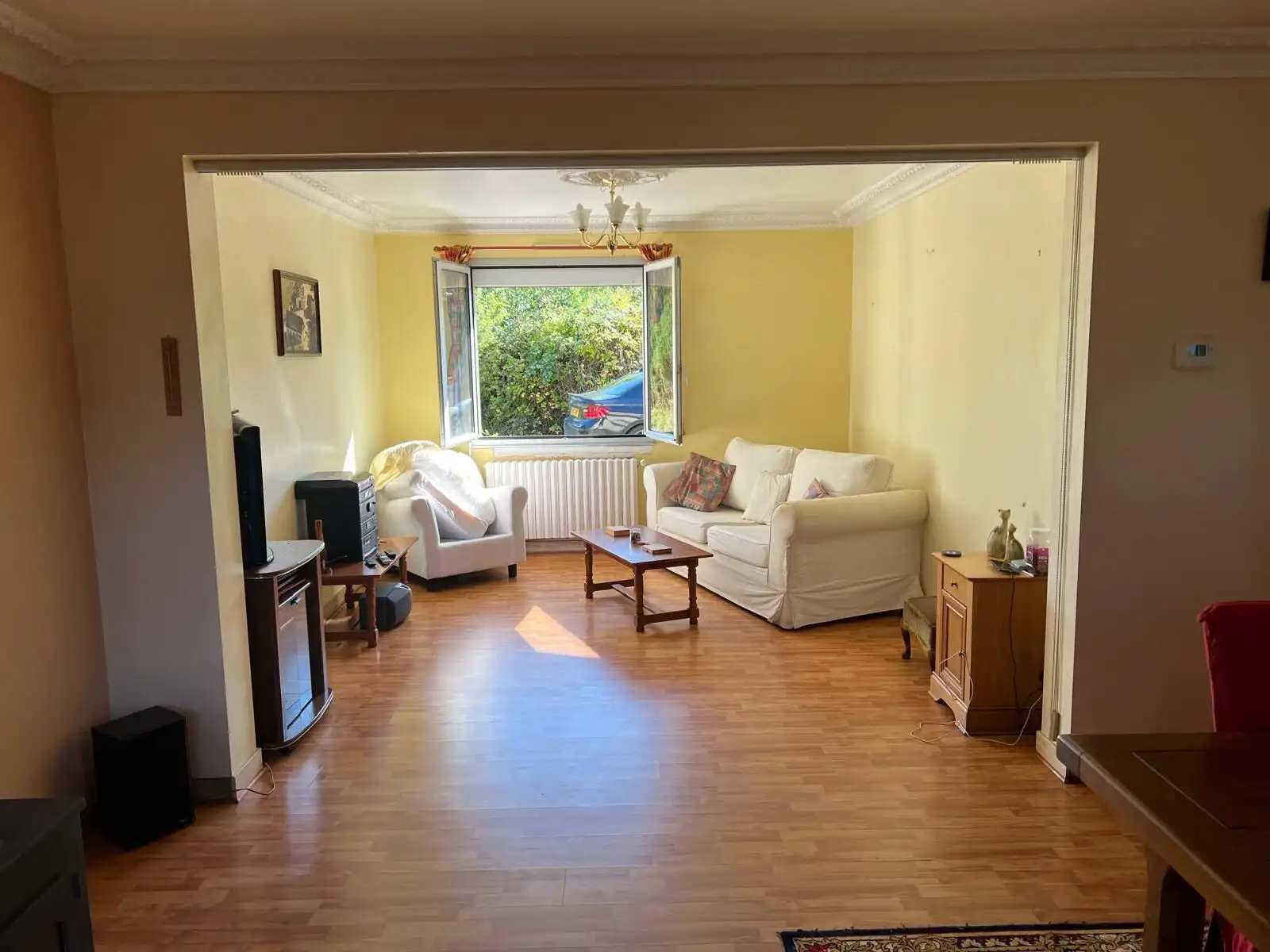 Charming living room with large window and natural light, ideal for family living in Vautorte.