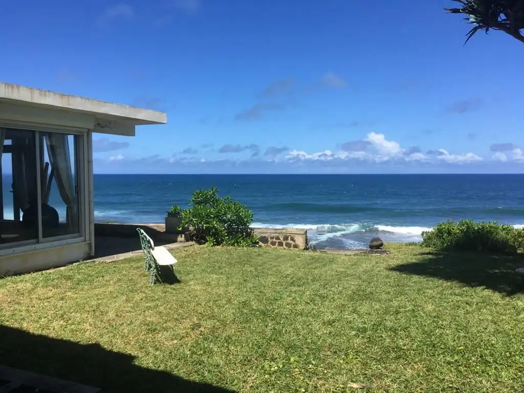 Seaside Luxury Living in Mauritius Elegant seaside property with ocean views and lush garden. Perfect for luxurious coastal living in M.