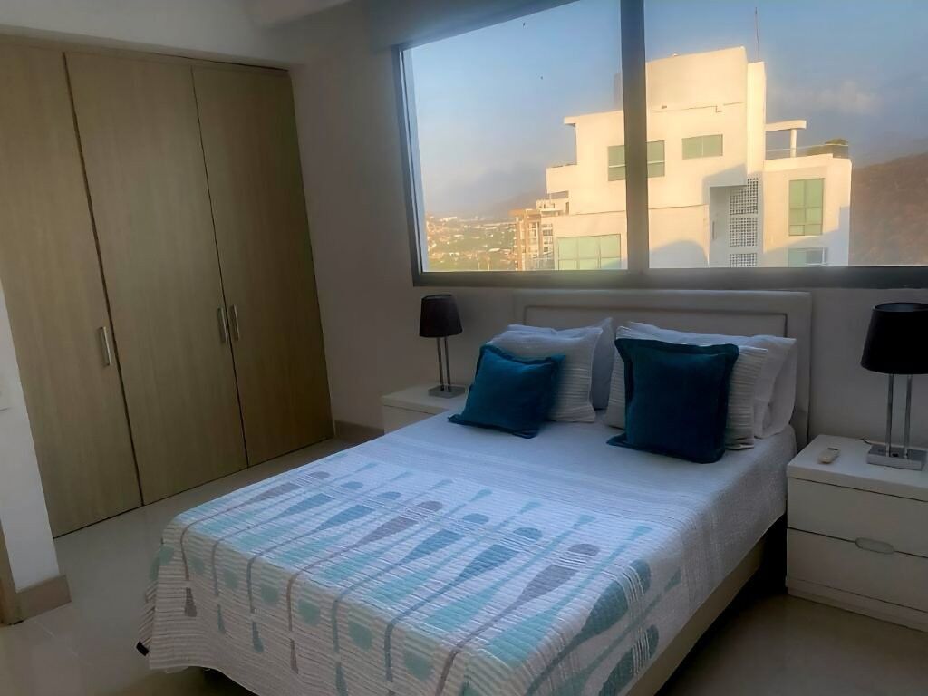 Penthouse apartment with 3 bedrooms in Gaira Playa Salguero, offering stunning city and ocean views.