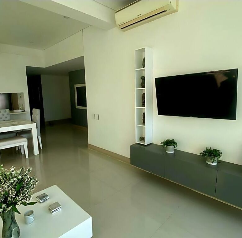 Spacious living room in a luxury penthouse in Gaira Playa Salguero, Magdalena, featuring modern deco.