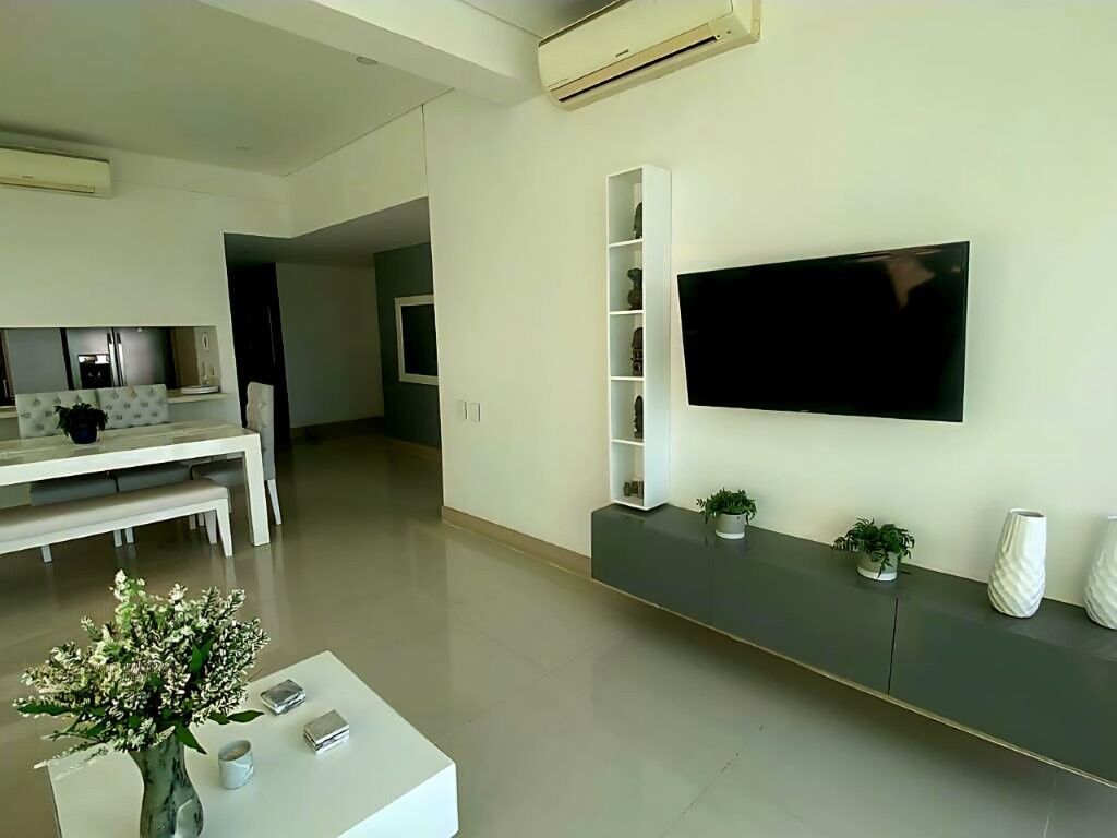 Spacious living room in a luxury penthouse in Gaira Playa Salguero, Magdalena, featuring modern deco.