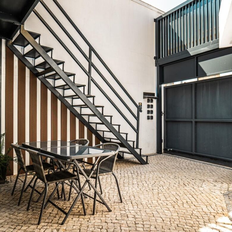 Stylish outdoor courtyard of a boutique hotel in Leiria with seating area and modern design elements.