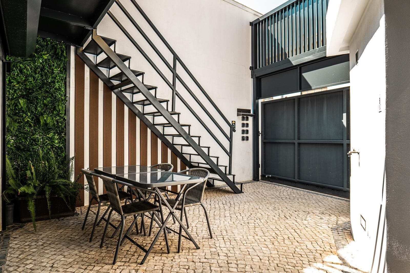 Stylish outdoor courtyard of a boutique hotel in Leiria with seating area and modern design elements.