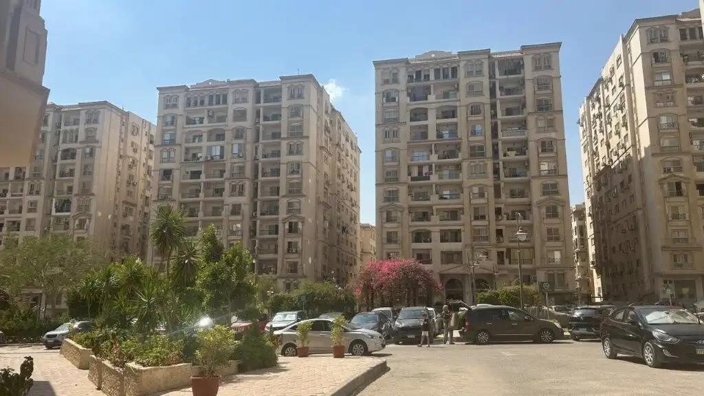 Modern 3-bedroom apartment in Al Baron Compound, Cairo, with spacious balconies and garden views.