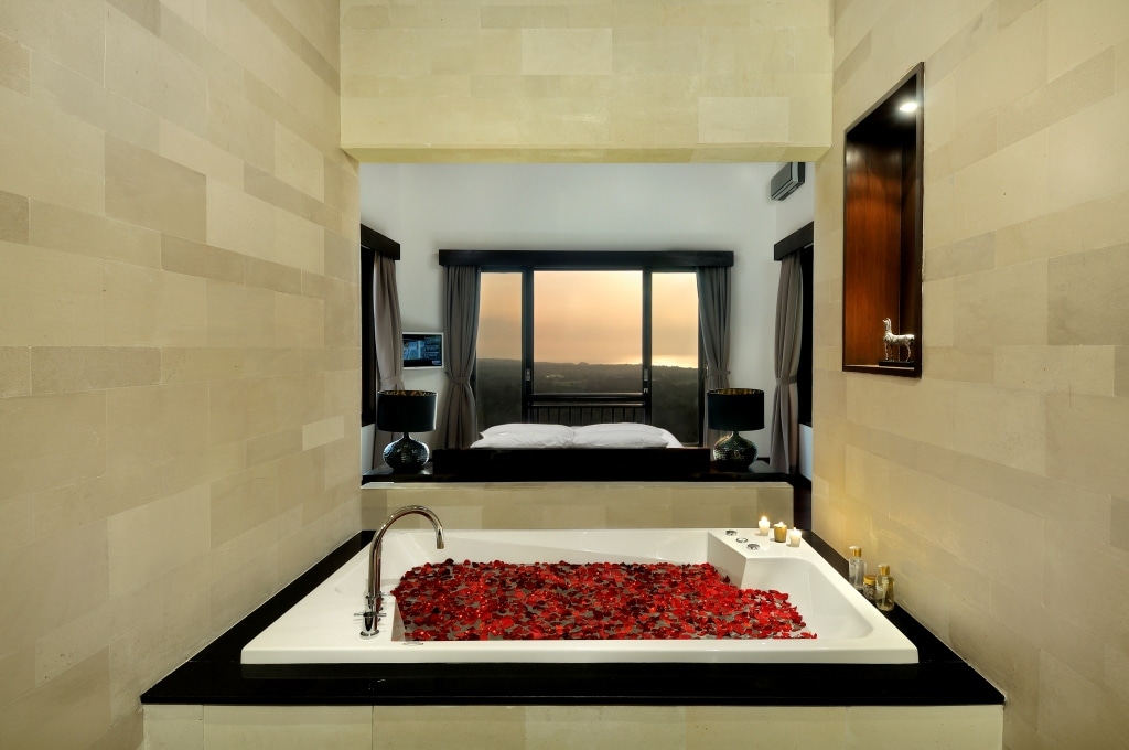 Jimbaran-Villa-Main-Bathroom