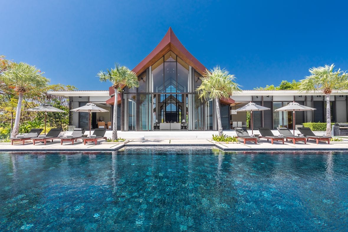 Luxury-Villa-Sawarin-in-Phuket-A-Timeless-Oceanfront-Masterpiece-005