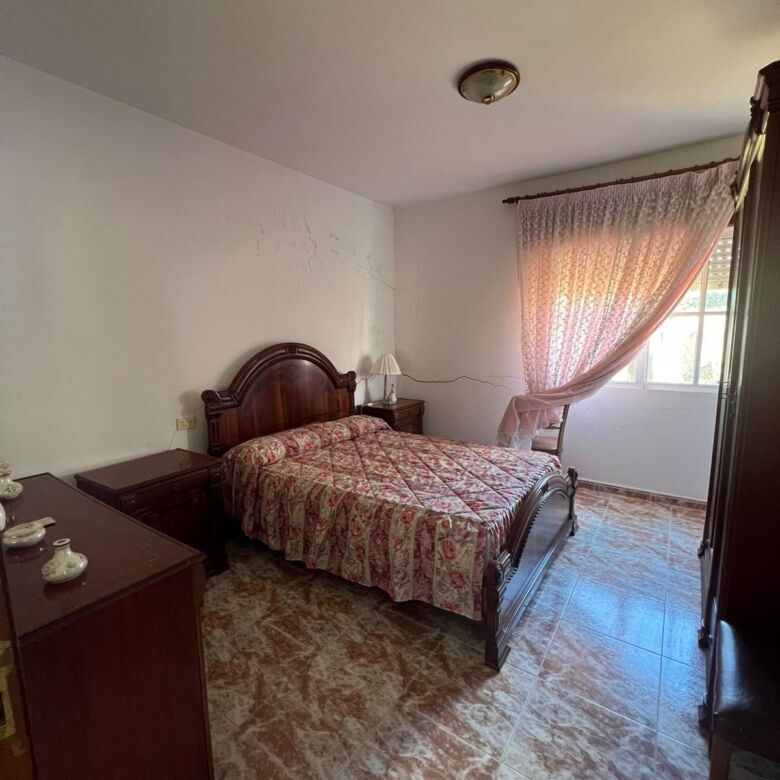 Spacious bedroom with vintage furniture and natural light in Taboada Galicia. Ideal for comfortable.