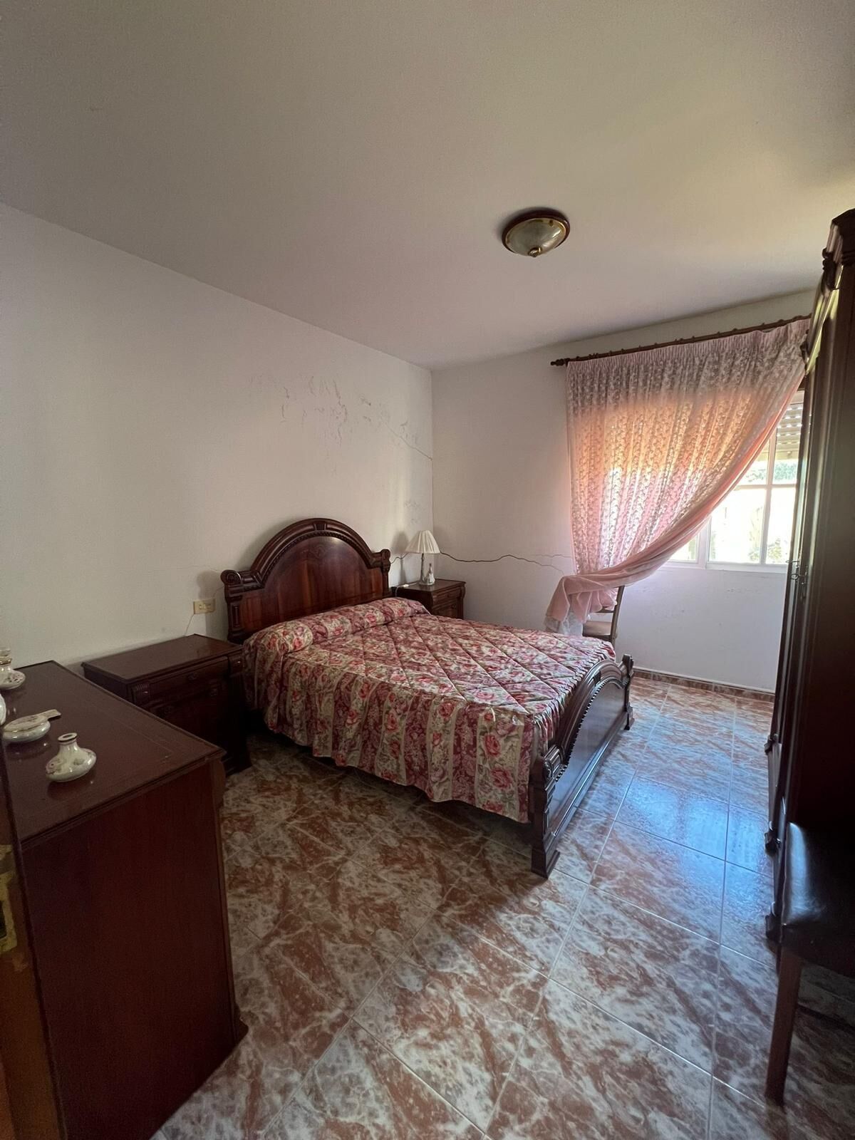 Spacious bedroom with vintage furniture and natural light in Taboada Galicia. Ideal for comfortable.