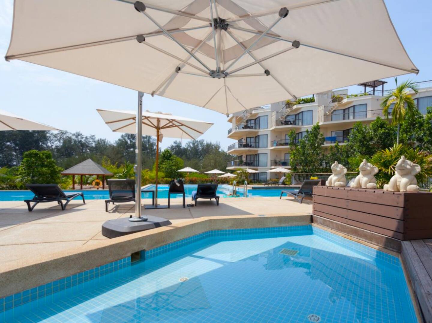 Toddlers-paddle-pool-with-Canope-for-shade