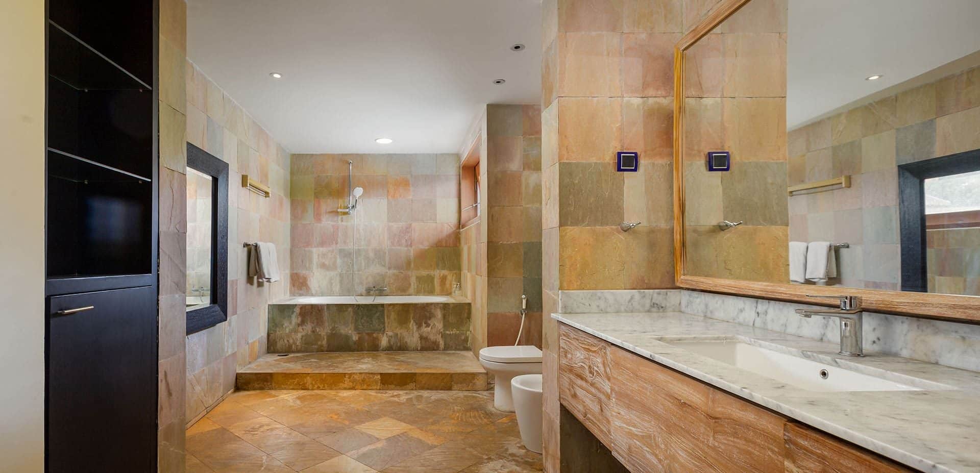 VillaHening-2ndFloorBathroom-1920×927-1