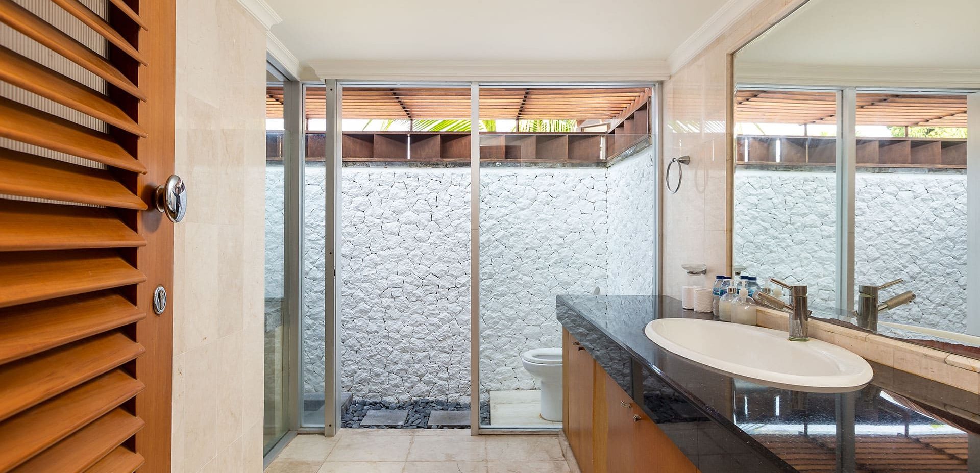 VillaHening-Bathroom1-1920×927-1