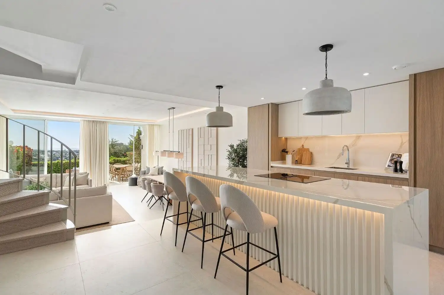 Spacious, bright La Quinta townhouse with contemporary design and stylish decor.