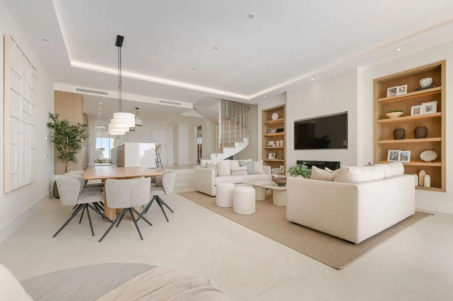 Bright and spacious living room in fully renovated La Quinta - Benahavis townhouse.
