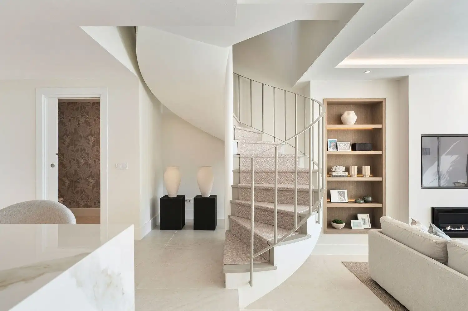 Spacious La Quinta - Benahavis townhouse with contemporary design and elegant furnishings.