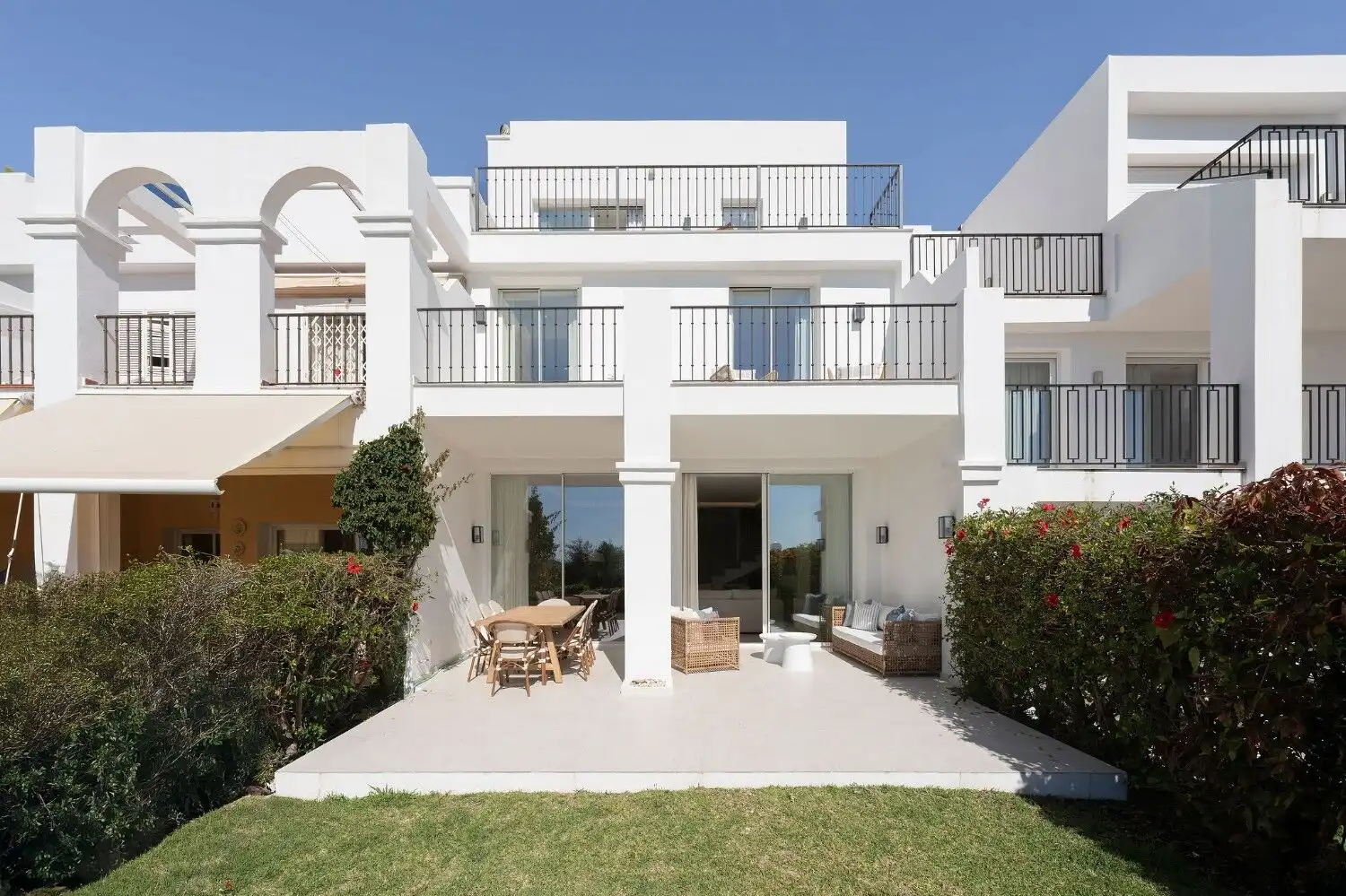 Modern La Quinta townhouse with stylish interiors and spacious outdoor terrace. Perfect for comforta.
