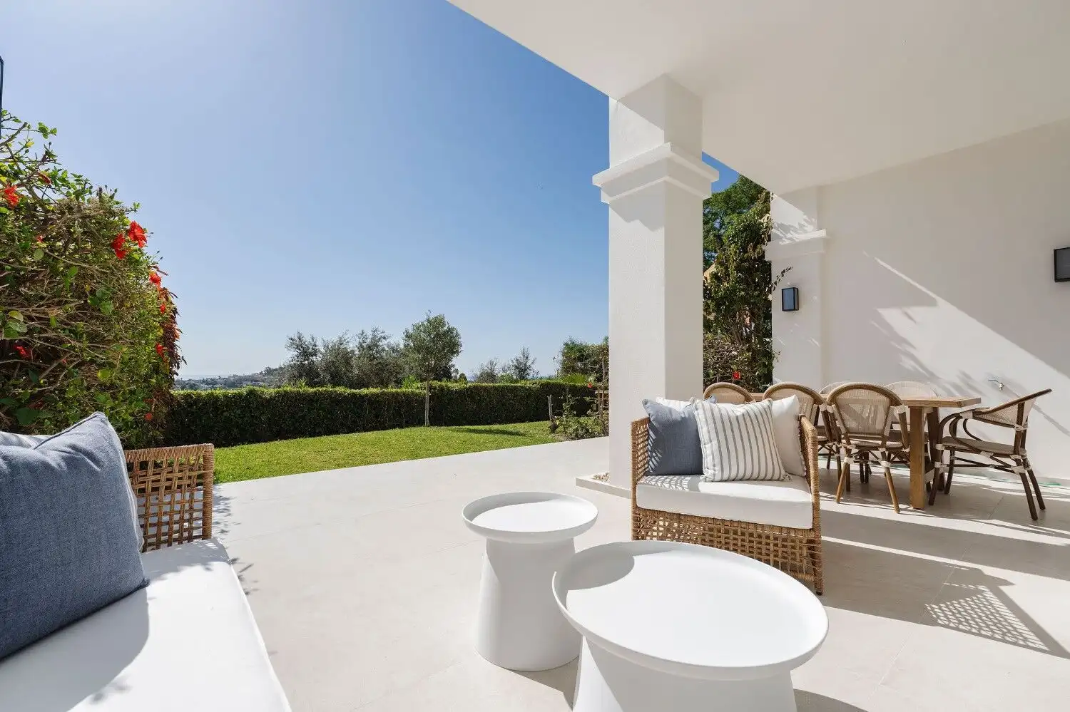 Elegant outdoor terrace of La Quinta townhouse in Benahavis. Bright, spacious, perfect for relaxing.