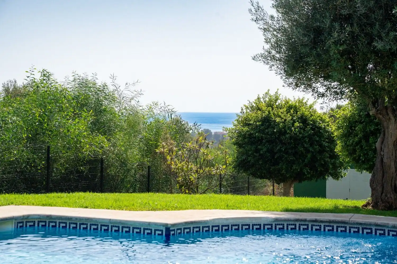 Beautifully renovated apartment with pool and scenic views in Marbella East.