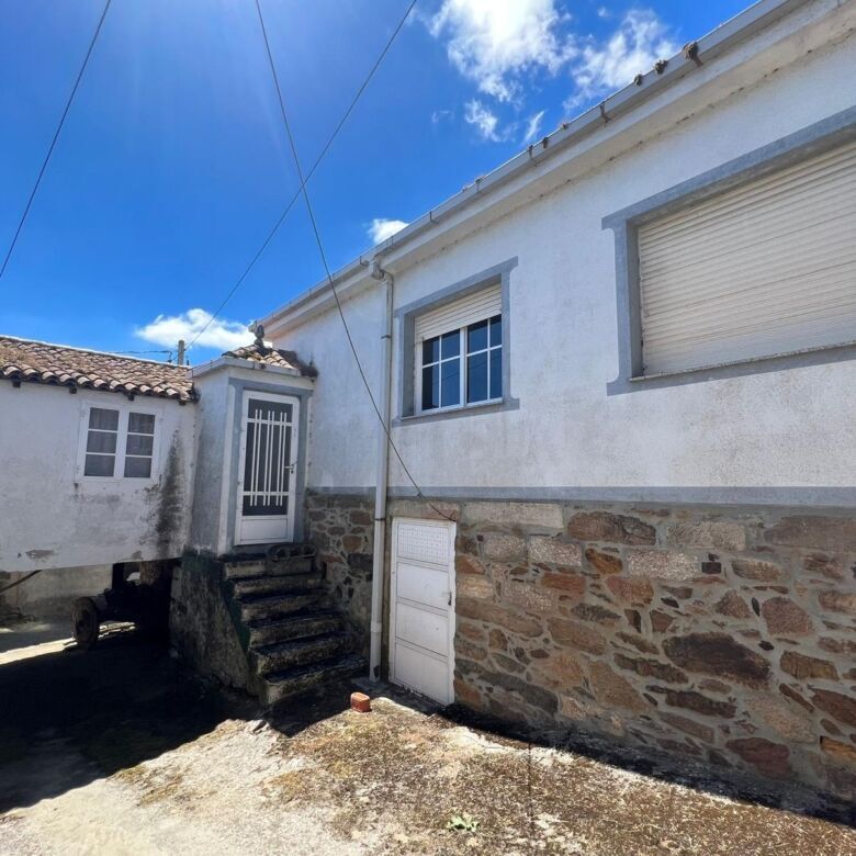 Spacious 6-bedroom house for sale in Taboada Galicia, featuring traditional architecture and scenic.