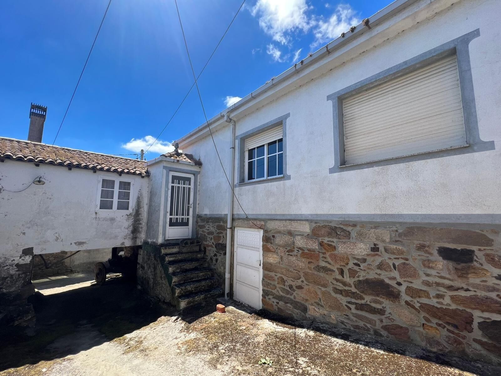 Spacious 6-bedroom house for sale in Taboada Galicia, featuring traditional architecture and scenic.