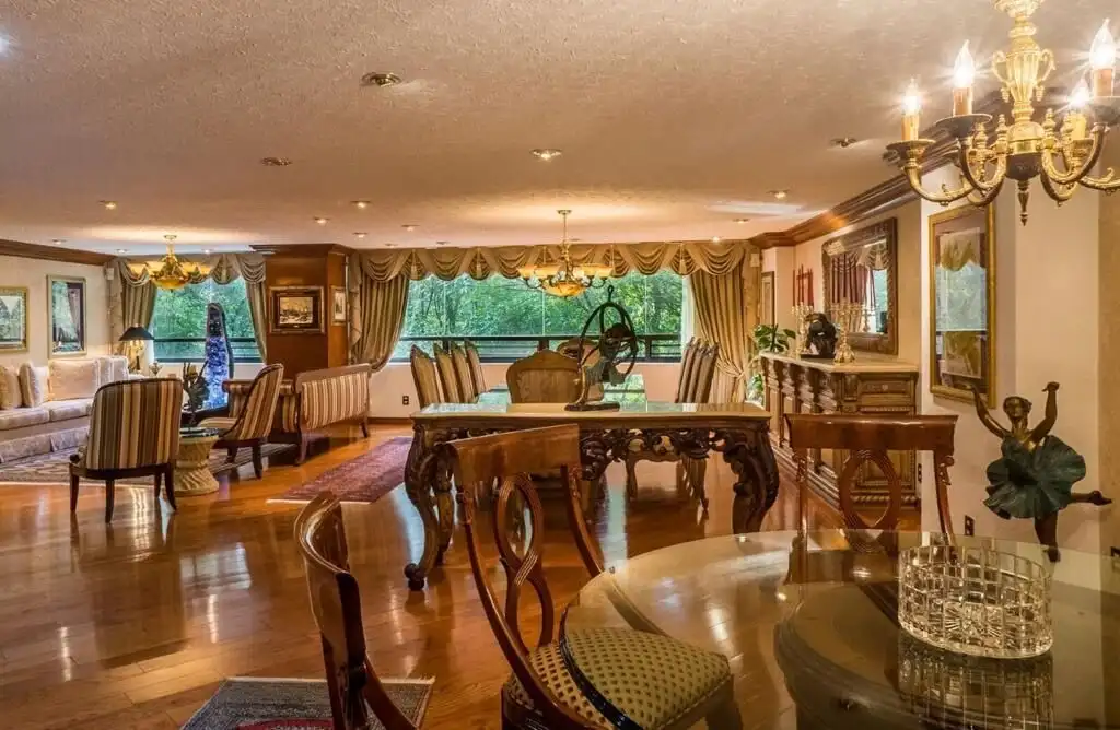 Elegant luxury apartment interior in Mexico City with classic furniture and spacious living area.