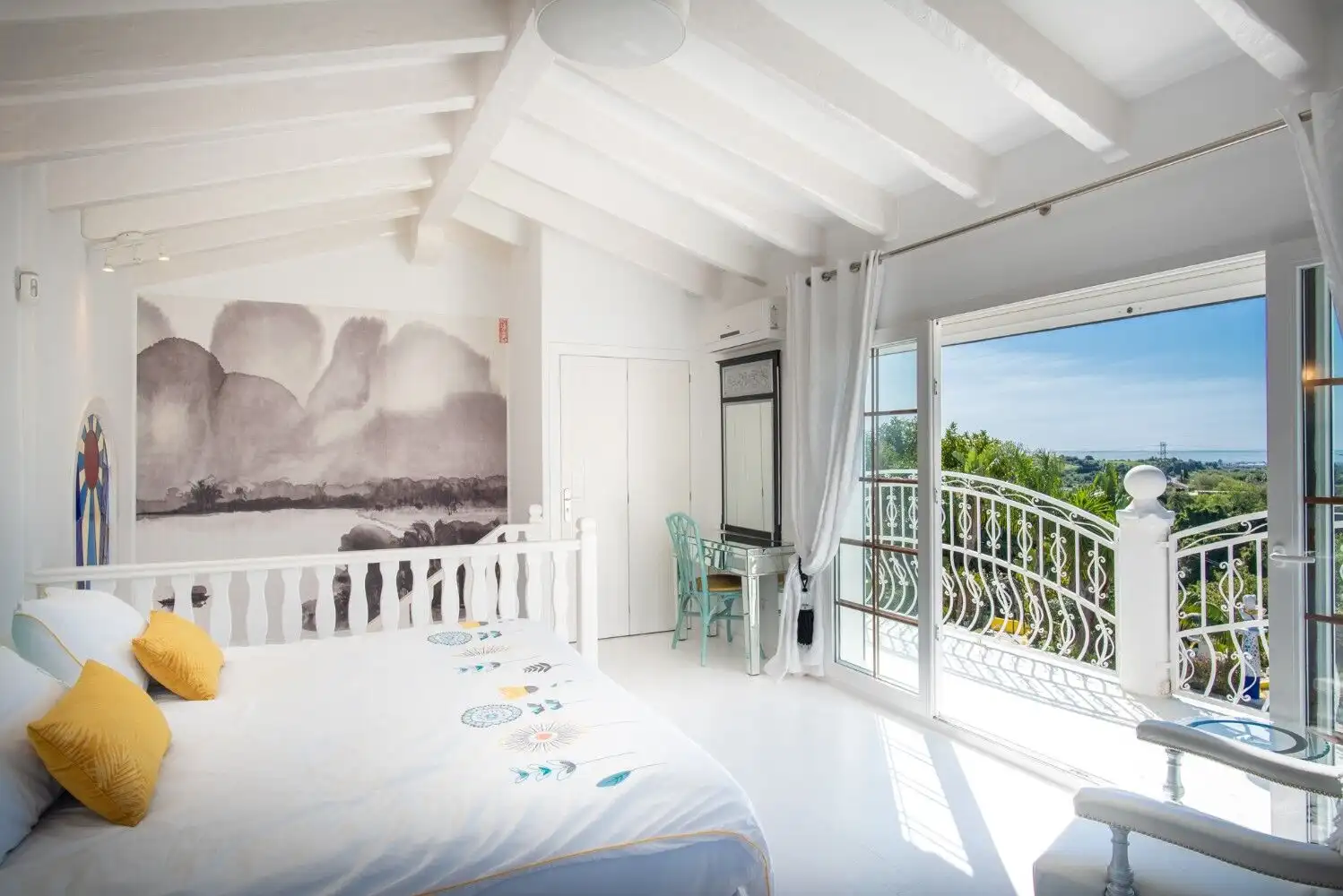 Bright bedroom with sea view balcony in Los Llanos, Estepona.