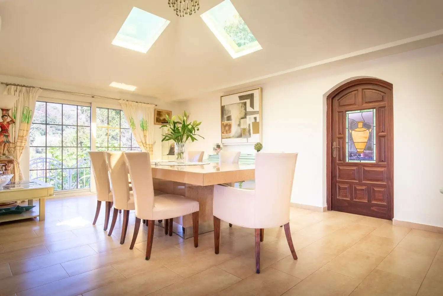 Bright and spacious dining area with large windows and skylights, perfect for enjoying meals in Los.