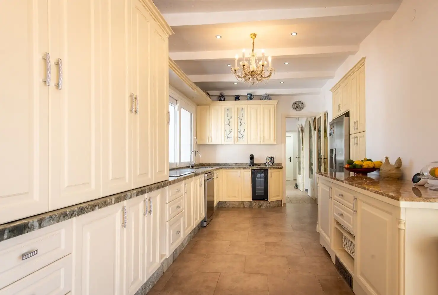 Kitchen with cream cabinetry and granite countertops in Los Llanos, Estepona.