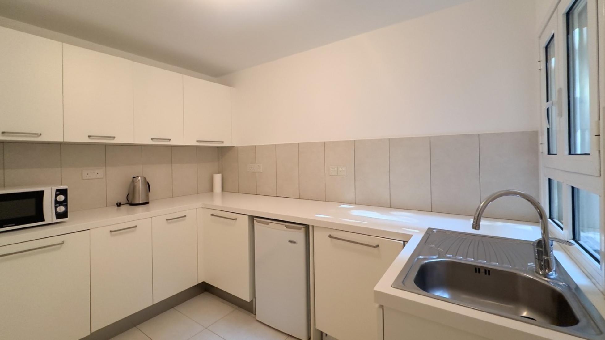 livi10-24-large-large