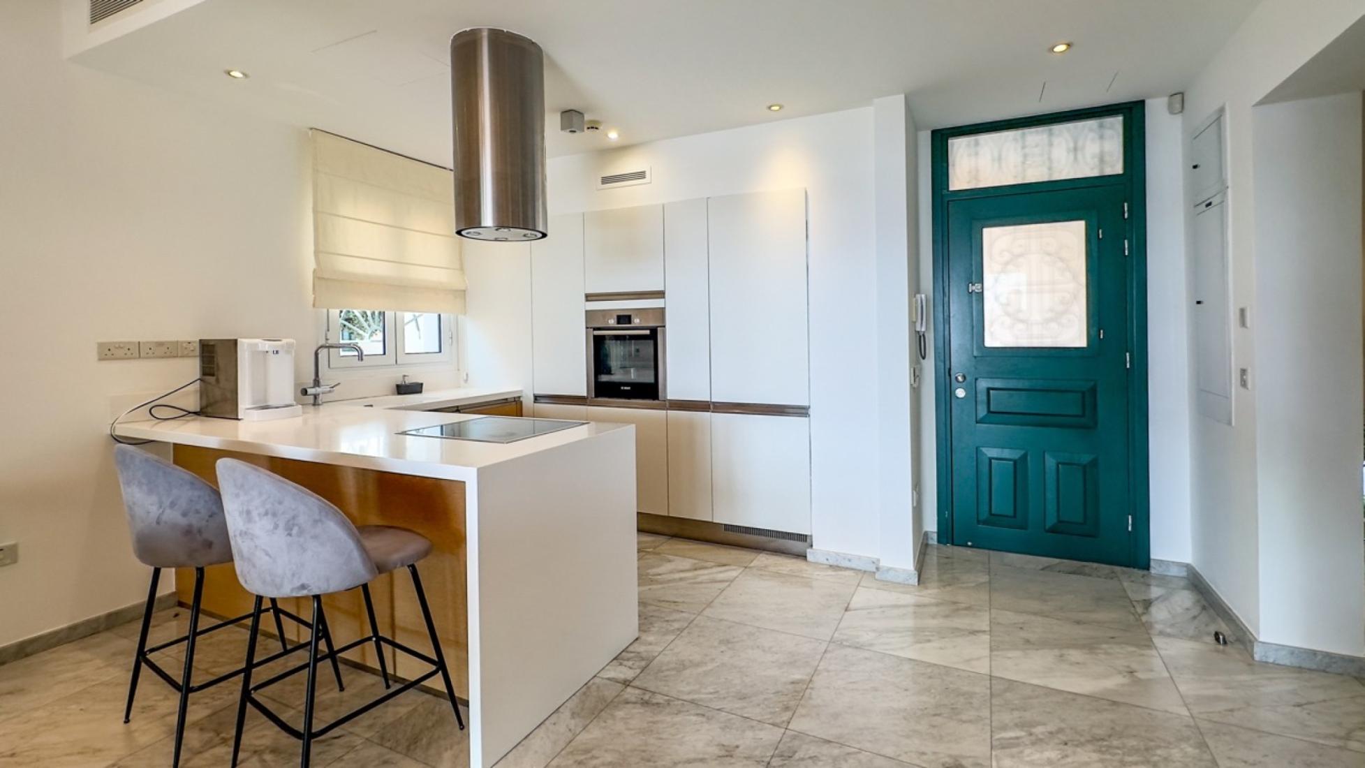 livi10-4-large-large