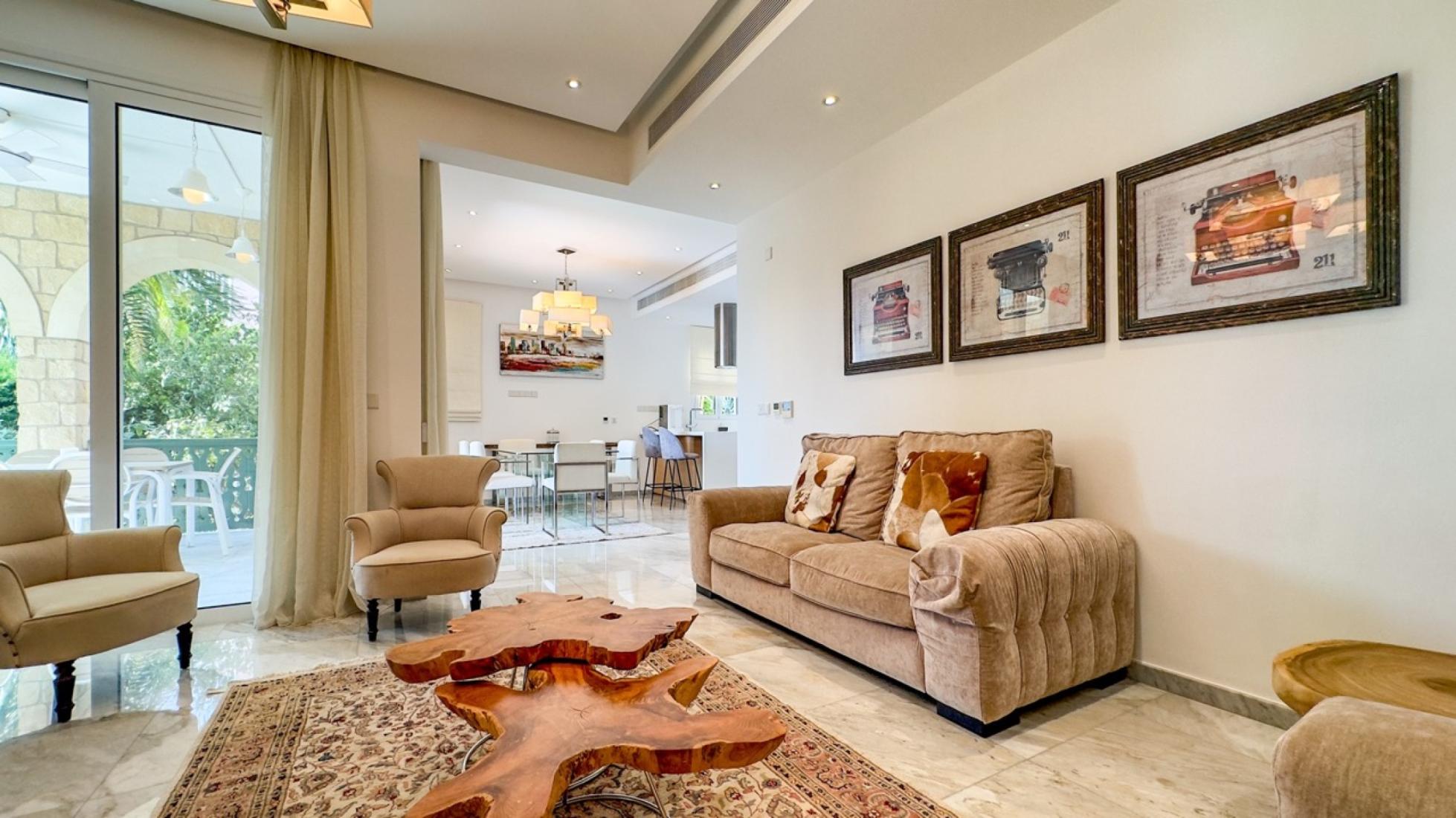 livi10-7-large-large