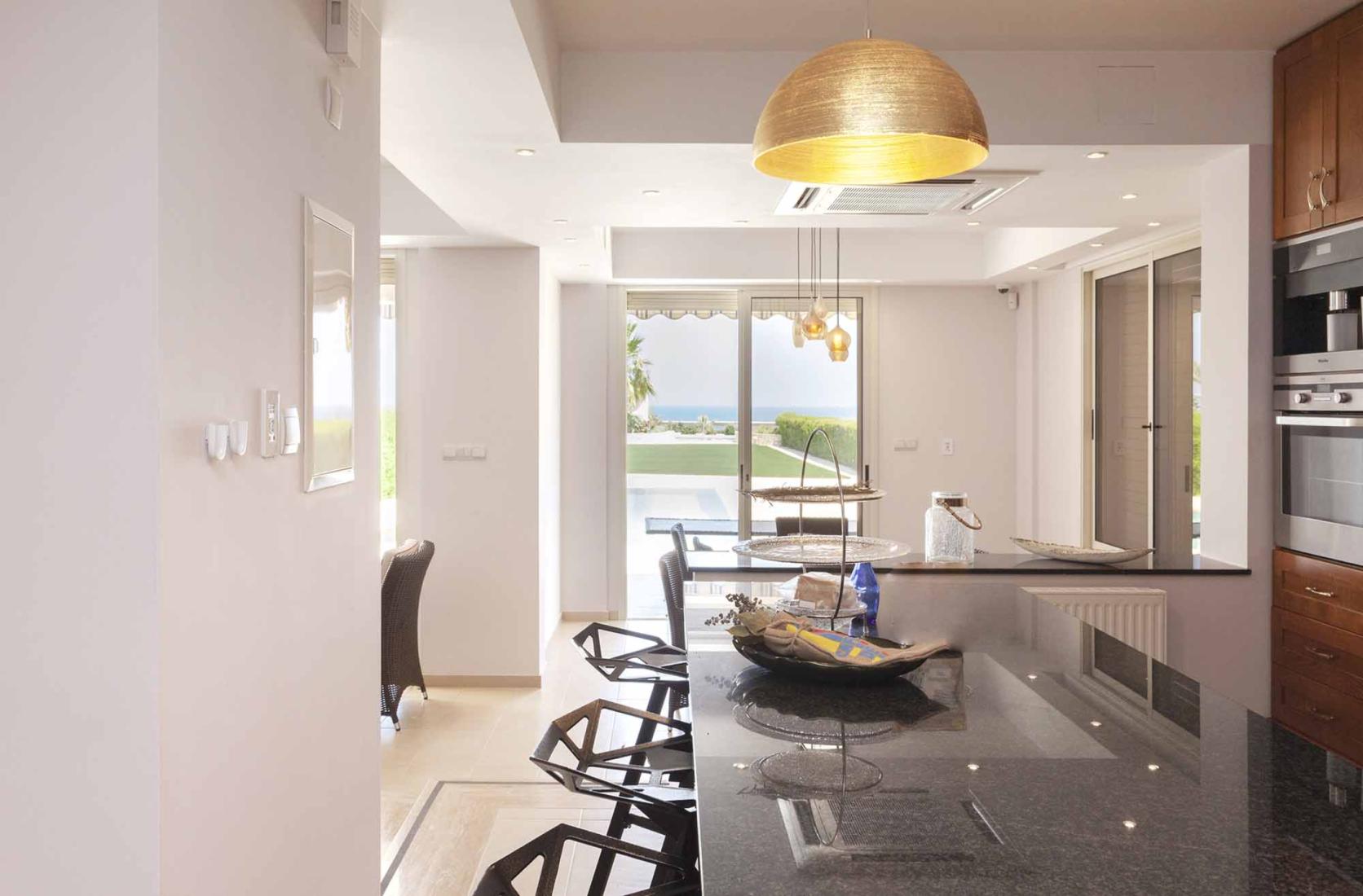 pervolia-img-30341671860175546-copy-large