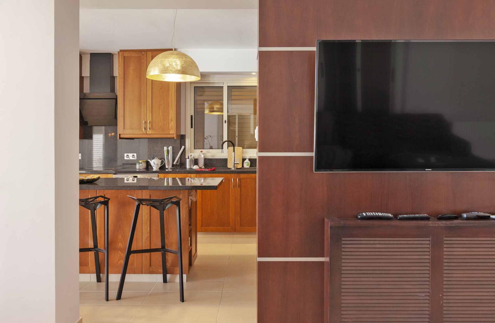 pervolia-img-30401671860175546-copy-large